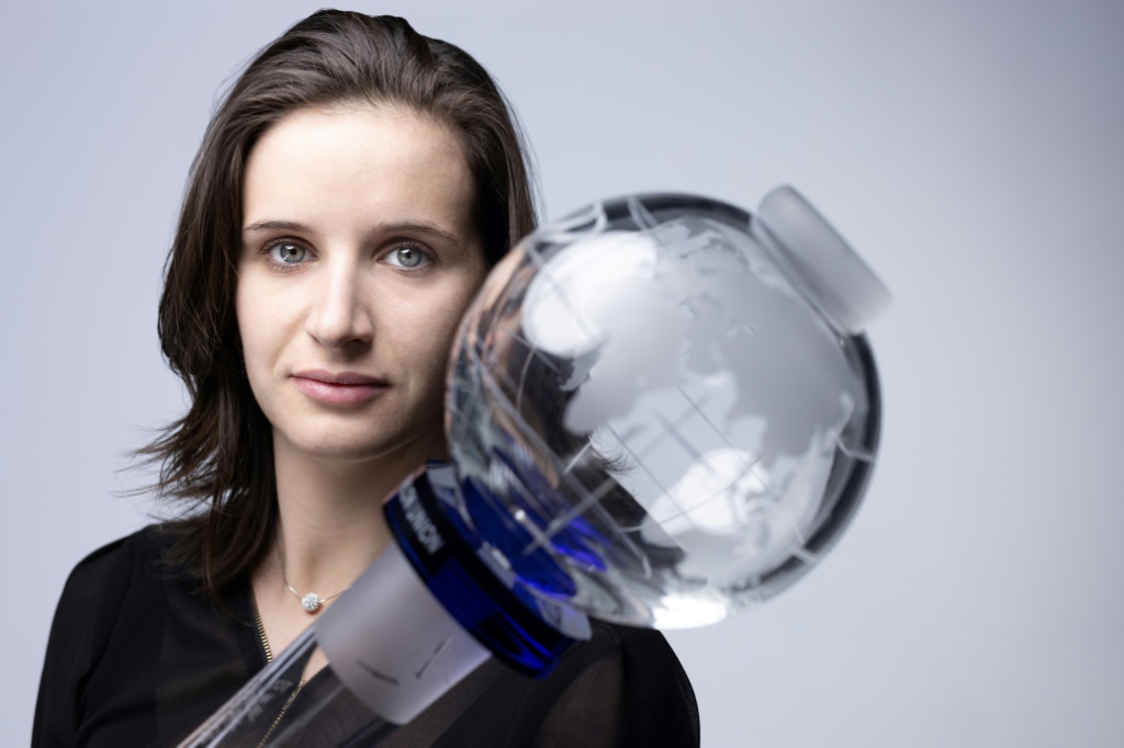 La biathlète Julia Simon avec son globe de cristal lors d'un shooting photo à Paris, le 27 mars 2023