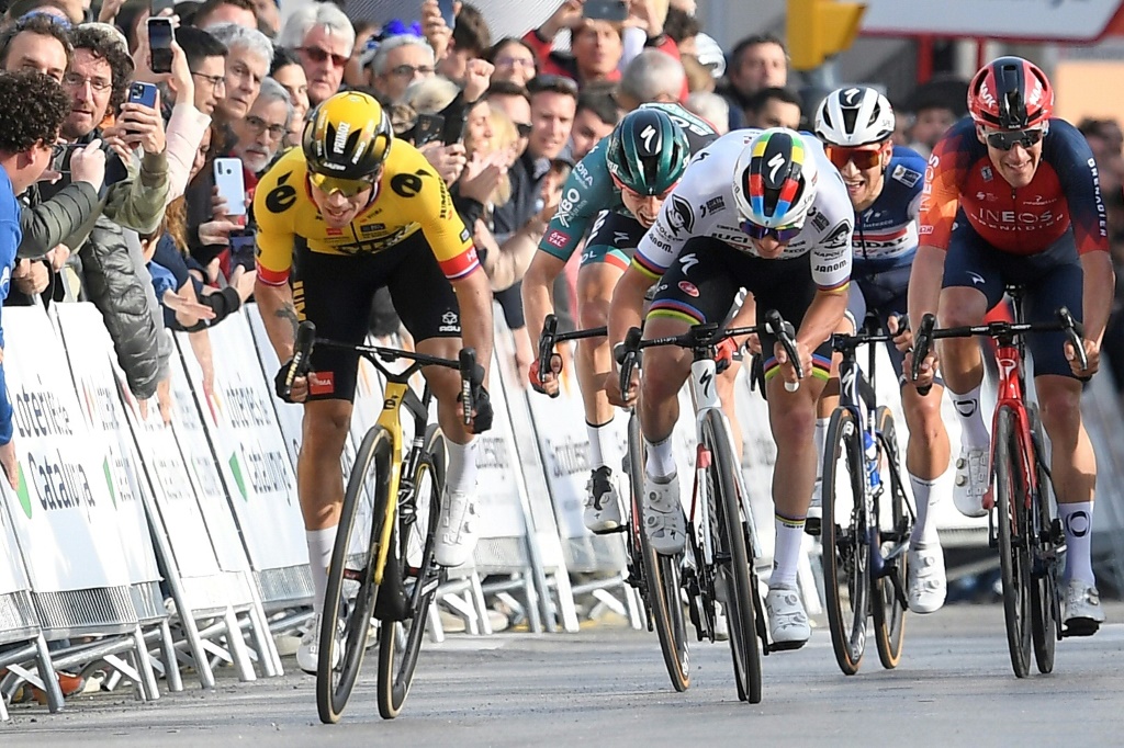 Le Slovène de l'équipe Jumbo-Visma Primoz Roglic (G) remporte au sprint la première étape du Tour de Catalogne à Sant Feliou de Guixols le 20 mars 2023