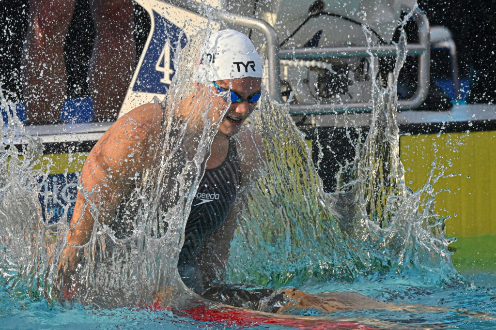 La nageuse française Marie Wattel au terme du dernier relais mixte du 4x100 m nage libre, remporté par la France, lors des derniers championnats d'Europe à Rome, le 15 août 2022