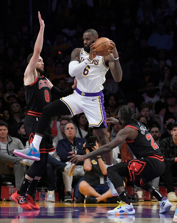 LeBron James, la mégastar des Lakers, face à Zach LaVine (#8) et Patrick Beverley (#21), des Chicago Bulls, lors d'un match de NBA, le 26 mars 2023 à Los Angeles
