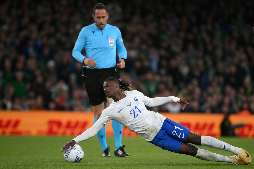Le jeune milieu de l'équipe de France Eduardo Camavinga est victime d'une faute lors du match de qualifications à l'Euro-2024 contre l'Irlande, le 27 mars 2023 à Dublin
