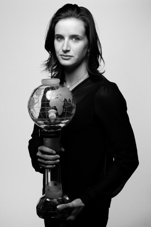 Julia Simon expose son globe de cristal lors d'un shooting à Paris, le 27 mars 2023