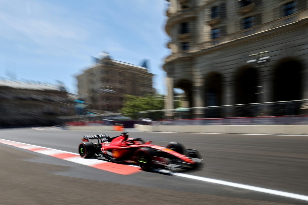 La Ferrari de Charles Leclerc lors des qualifications de la course sprint