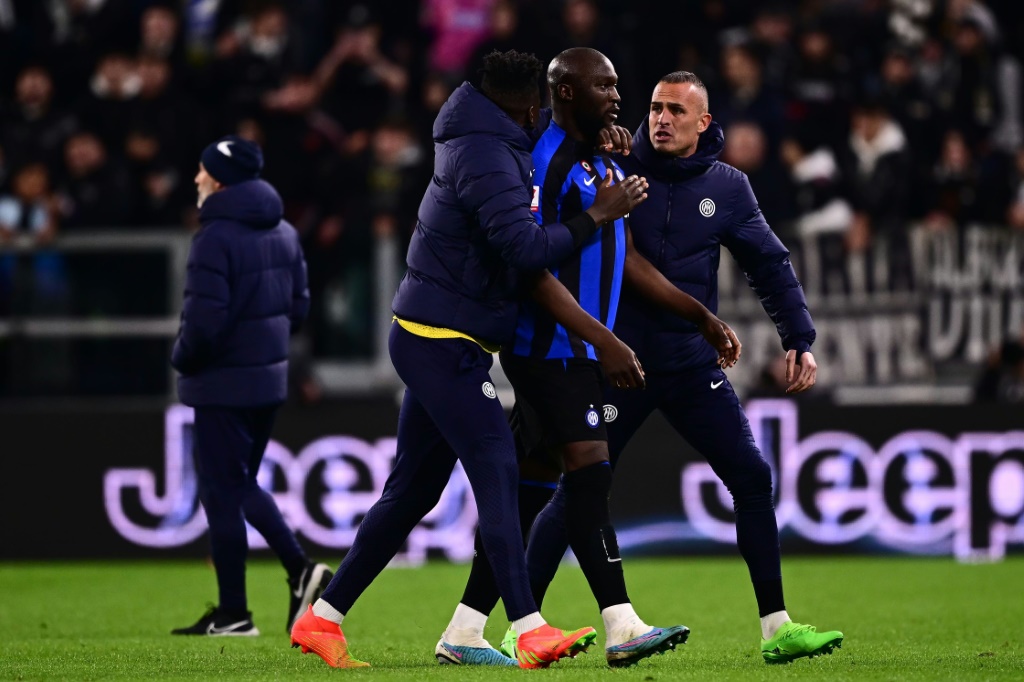 L'attaquant belge de l'Inter Milan Romelu Lukaku (C) quitte le terrain après avoir reçu un carton rouge lors du match de Coupe d'Italie contre la Juventus