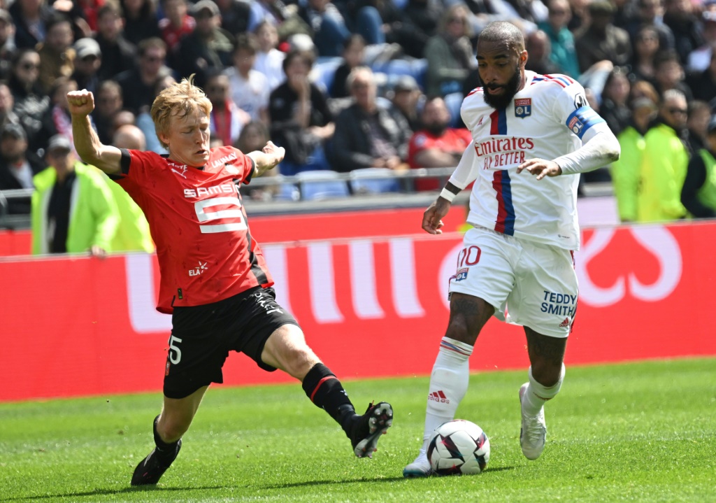 L'attaquant lyonnais Alexandre Lacazette (d) face au défenseur de Rennes Birger Meling