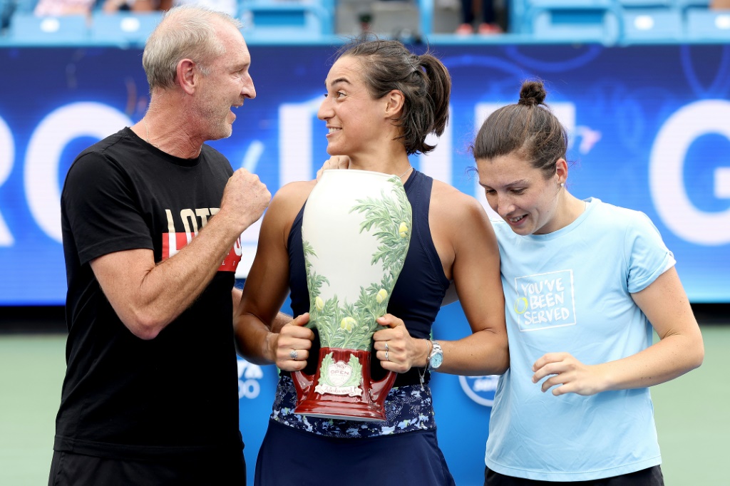 Caroline Garcia avec son entraîneur Bertrand Perret et sa préparatrice physique Laura Legoupil après sa victoire en finale du Masters 1000 de Cincinnati