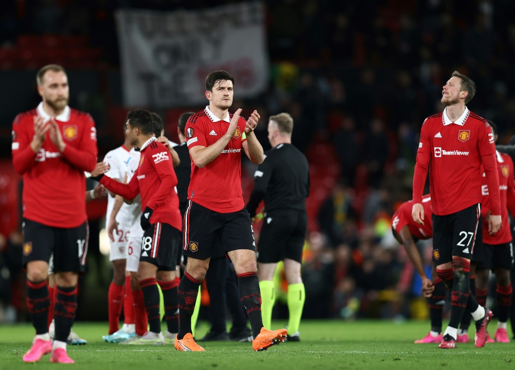 La déception des joueurs de Manchester United tenus en échec par le Séville FC en Ligue Europa à Old Trafford