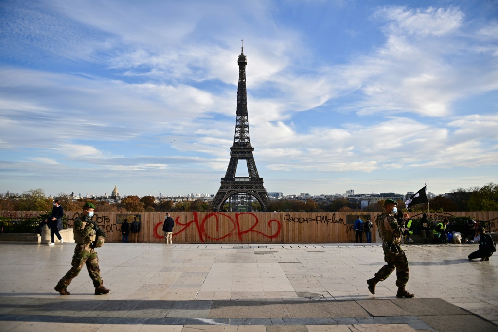 Des soldats français de l'opération Sentinelle patrouillent au Trocadéro