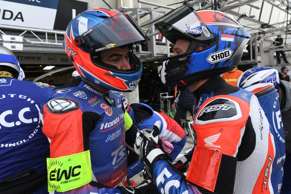 Les pilotes français de la Honda N.1 Alan Techer et Mike Di Meglio au Mans le 16 avril 2023