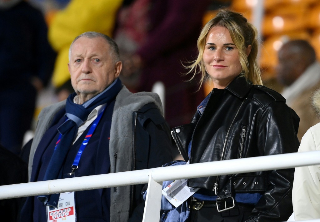 La Lyonnaise Amandine Henry et son président Jean-Michel Aulas lors du match amical France-Colombie féminin