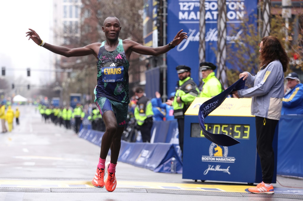 Le Kényan Evans Chebet franchit en premier la ligne d'arrivée du 127e marathon de Boston le 17 avril 2023