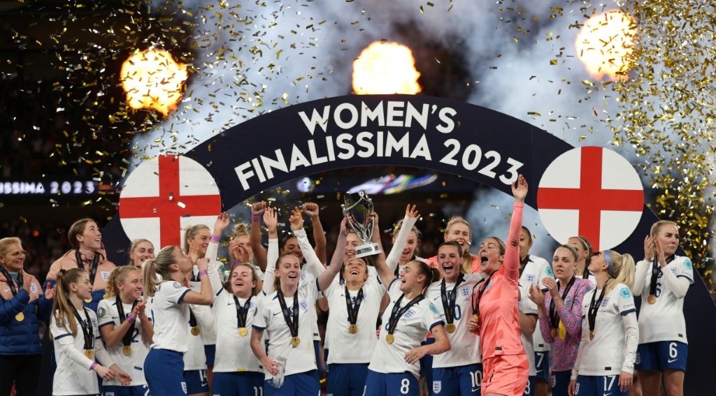 Les Anglaises célèbrent leur victoire jeudi contre le Brésil dans la première édition de la "Finalissima" féminine