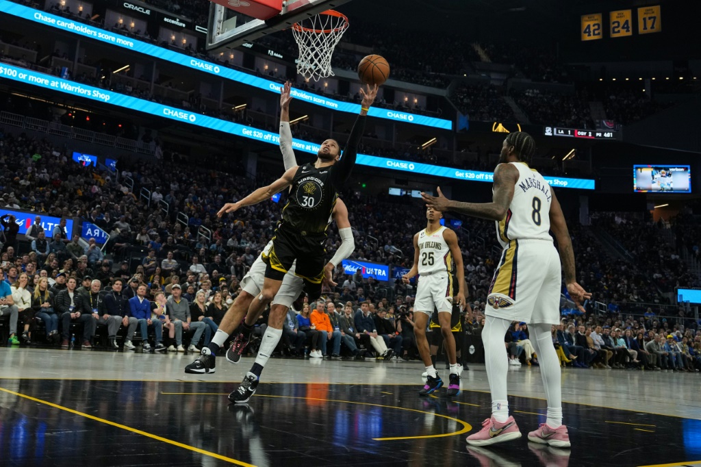 Stephen Curry (n°30) marque un panier pour les Golden States Warriors contre la Nouvelle-Orléans mardi en NBA.