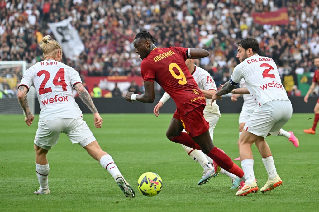 L'attaquant de la Roma Tammy Abraham face au défenseur de l'AC Milan Simon Kjaer (g)