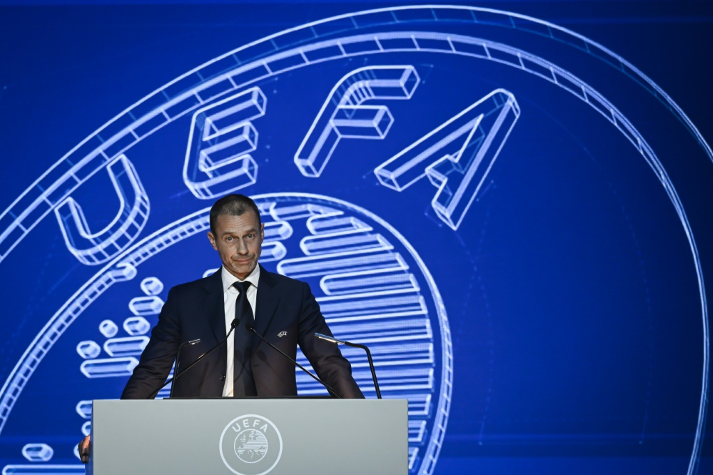 Le président de l'UEFA Aleksander prononce un discours peu après sa réélection à la tête de l'instance européenne