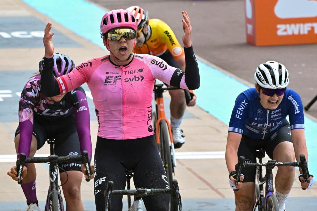 La Canadienne Alison Jackson remporte au sprint la course cycliste Paris-Roubaix