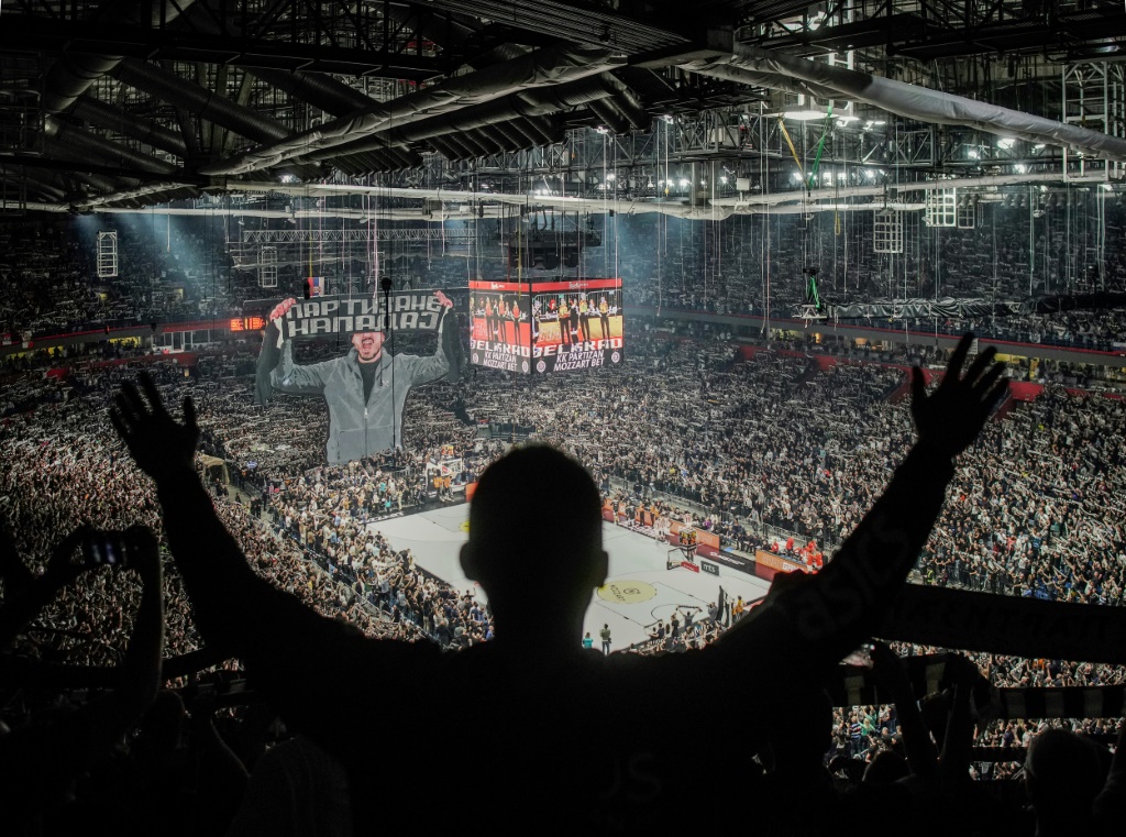 Les supporters du Partizan lors d'un match d'Euroligue de basket face à l'Olympiacos à Belgrade le 24 mars 2023