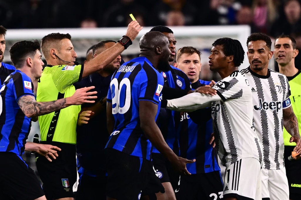 L'attaquant belge de l'Inter Milan Romelu Lukaku s'explique avec le milieu colombien de la Juventus Juan Cuadrado