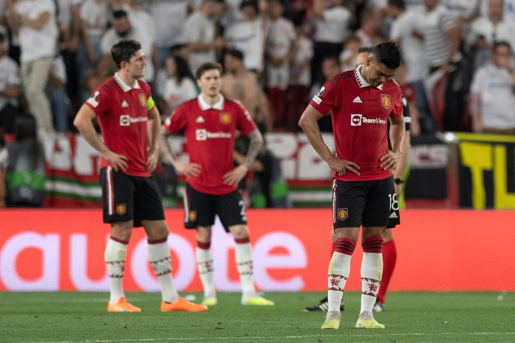 Les joueurs de Manchester United abattus à l'issue de leur défaite à Séville