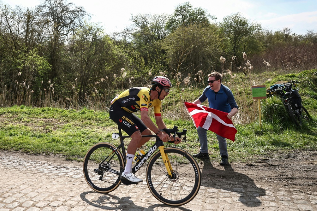 Christophe Laporte le 9 avril 2023 lors de Paris-Roubaix. Le Français accompagnait son leader et ami  de la Jumbo-Visma aux avant-postes lorsqu'une crevaison