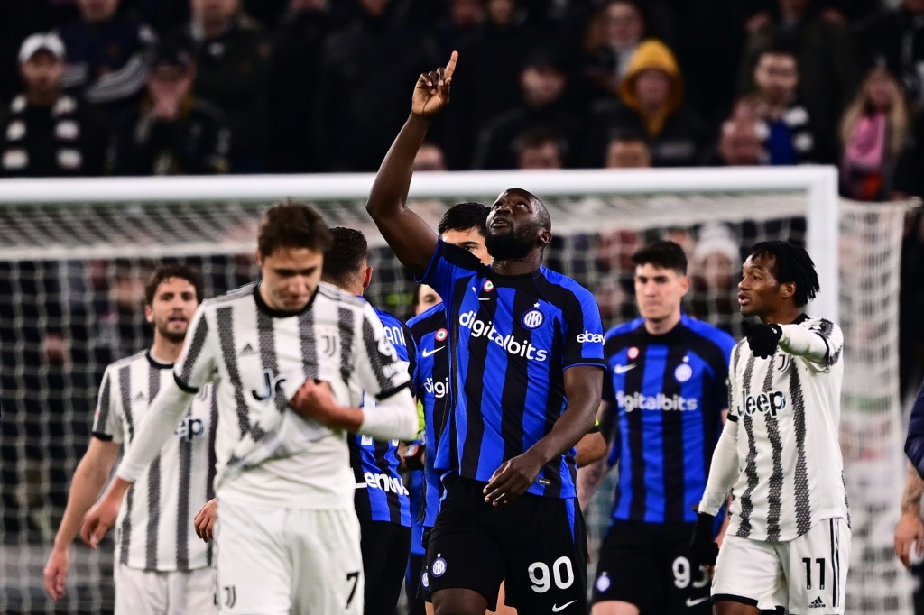 L'attaquant belge de l'Inter Milan Romelu Lukaku (C) après son but en dem-finale aller de Coupe d'Italie face à la Juventus Turin le 4 avril 2023 à Turin