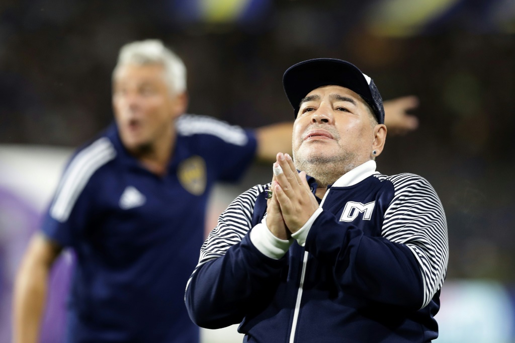 Diego Maradona salue les spectateurs au stade La Bombonera
