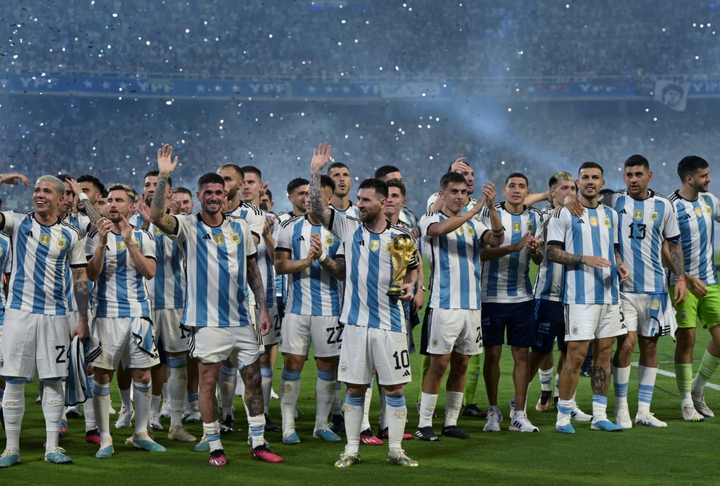 Lionel Messi (centre) et le reste de l'équipe d'Argentine de football saluent le public après leur match amical contre Curaçao