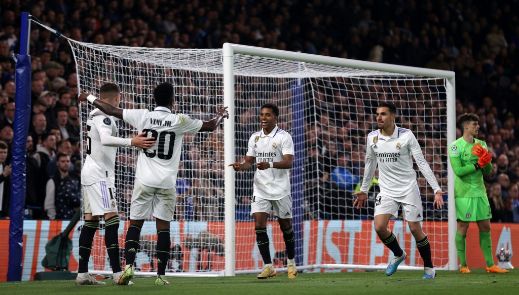 Les joueurs du Real Madrid célèbrent le but de Rodrygosur la pelouse de Chelsea à Stamford