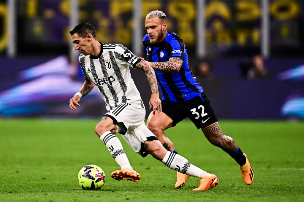 L'attaquant argentin de la Juventus Turin Angel Di Maria (G) tente de déborder le défenseur italien de l'Inter Milan Federico Dimarco lors de la demi-finale retour de la Coupe d'Italie