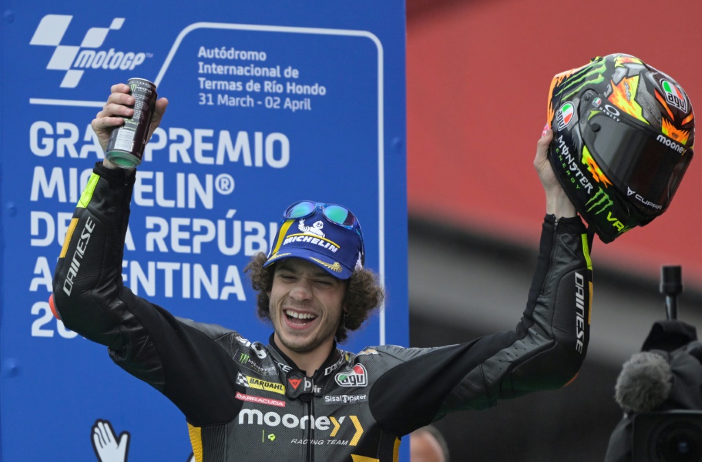 Le pilote italien Marco Bezzecchi (Ducati-VR46) fête sa victoire dans le Grand Prix MotoGP d'Argentine
