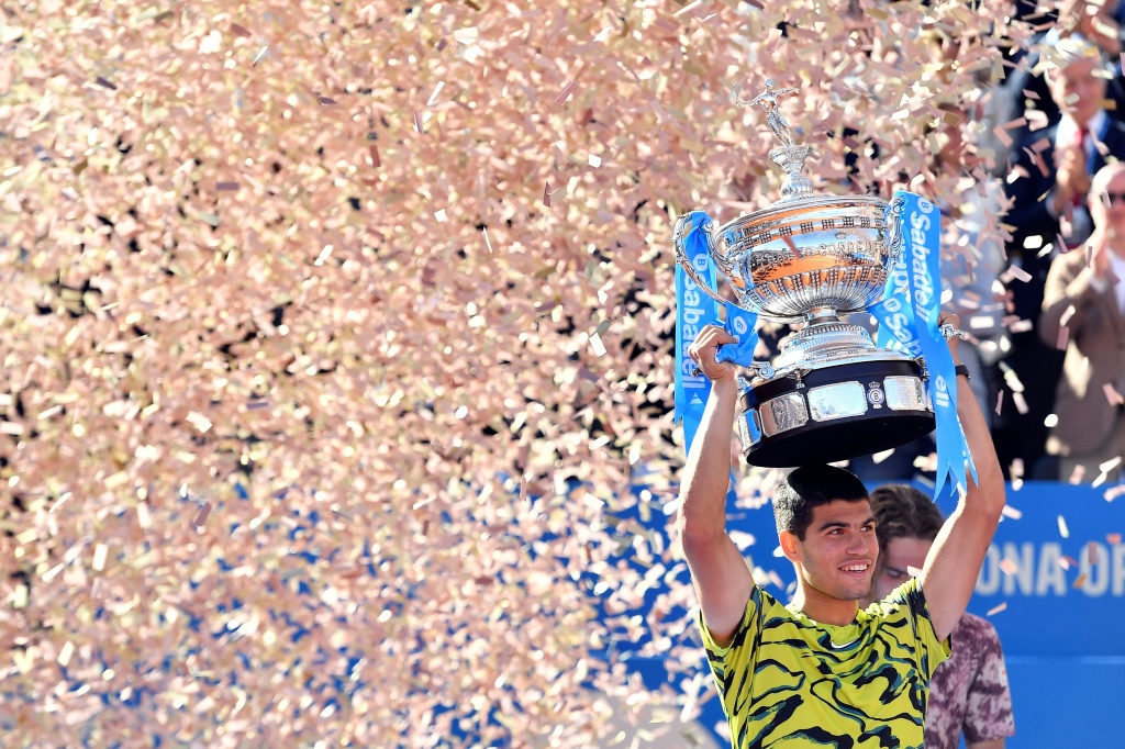Le jeune prodige espagnol Carlos Alcaraz après sa victoire finale au tournoi ATP 500 de Barcelone