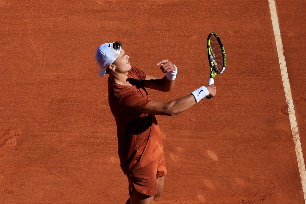 Le joueur de tennis danois Holger Rune fête sa victoire contre le Russe Daniil Medvedev lors des quarts de finale du tournoi de tennis de Monte Carlo ATP le 14 avril 2023.