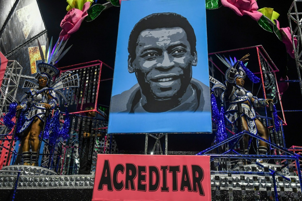 Un portrait du légendaire footballeur Pelé sur le char de l'école de samba Rosas de Ouro lors du carnaval de Sao Paulo