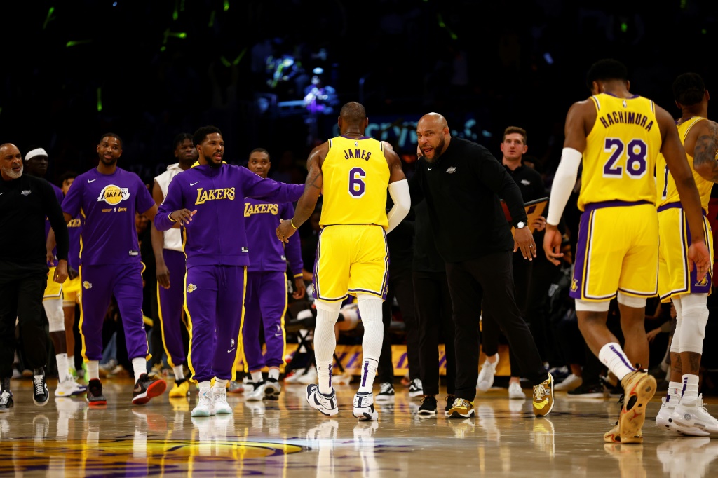 L'entraîneur des Los Angeles Lakers Darvin Ham et sa star LeBron James (c.) lor du sixième match du premier tour des play-offs de la Conférence Ouest contre les Grizzlies de Memphis