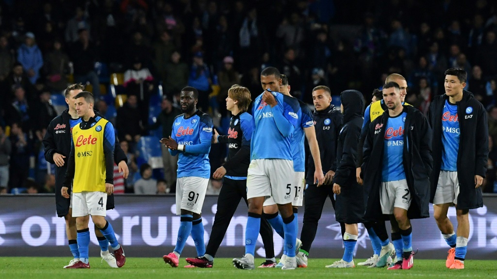 Les joueurs du club de football de Naples réagissent après leur défaite contre l'AC Milan 4-0 en championnat d'Italie Serie A au stade Diego-Maradona à Naples le 2 avril 2023.