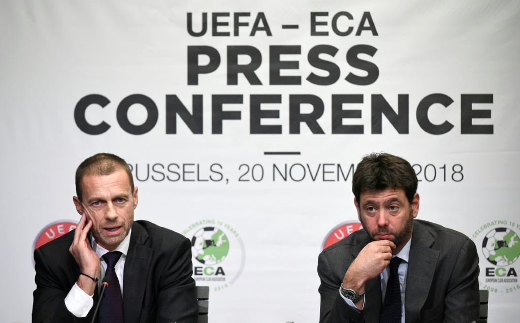 Le président de l'Union des associations européennes de football (UEFA), Aleksander Ceferin (g.), donne une conférence de presse conjointe avec le président de l'Association européenne des clubs (ECA), Andrea Agnelli (d.), le 20 novembre 2018, à Bruxelles