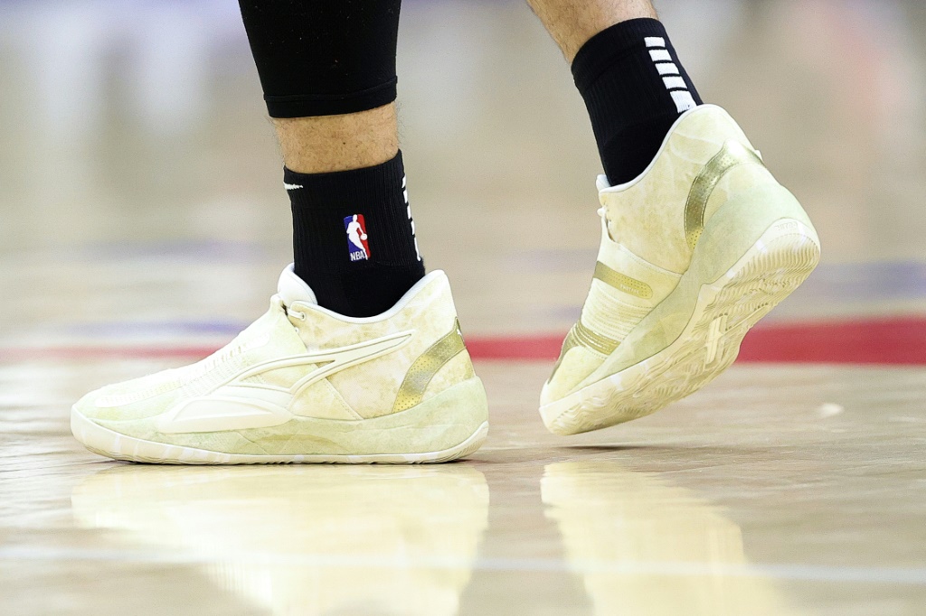 Les chaussures de Danny Green, le joueur des Cleveland Cavaliers, pendant le match NBA contre les Philadelphia Sixers, à Philadelphie, le 15 février 2023