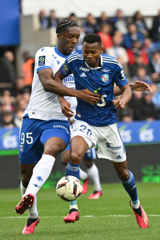 L'attaquant de Strasbourg Habib Diallo (g) à la lutte avec le défenseur d'Auxerre Isaak Toure en Ligue 1 le 19 mars au stade de la Meinau à Strasbourg