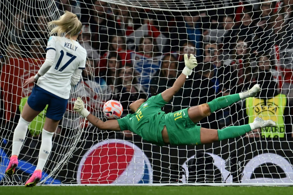 L'attaquante anglaise Chloe Kelly marque le dernier tir au but de la série pour donner la victoire à son équipe contre le Brésil dans la première Finalissima de l'histoire du football féminin, jeudi au stade de Wembley à Londres.
