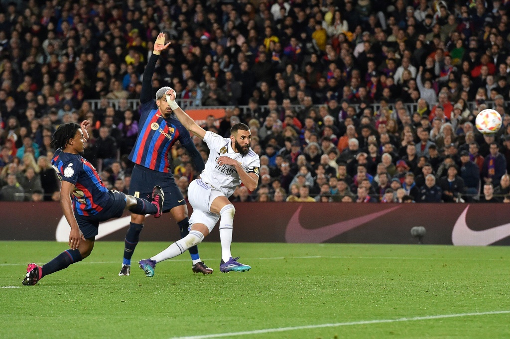 Karim Benzema inscrit l'un de ses trois buts pour le Real Madrid contre le FC Barcelone, en demi-finale retour de la Coupe du Roi, le 5 avril 2023 au Camp Nou