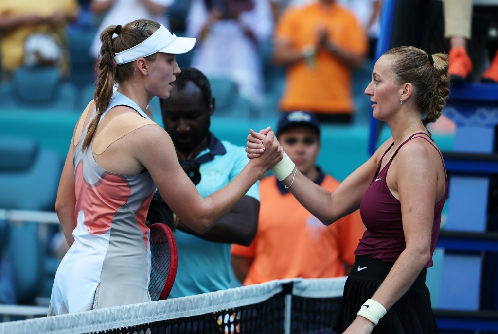 La Tchèque Petra Kvitova (droite) salue la Kazakhstanaise Elena Rybakina après sa victoire en finale du WTA 1000 de Miami, le 1er avril 2023 en Floride