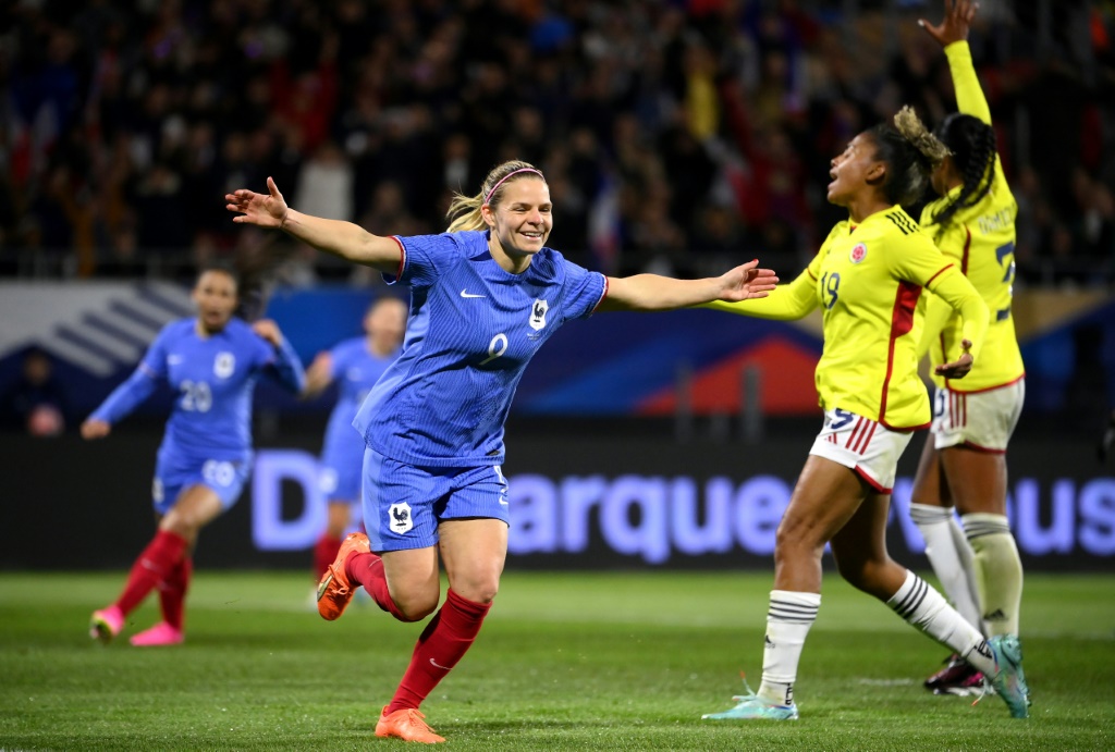 La Française Eugénie Le Sommer vient de marquer contre la Colombie en amical, le 7 avril 2023 à Clermont-Ferrand
