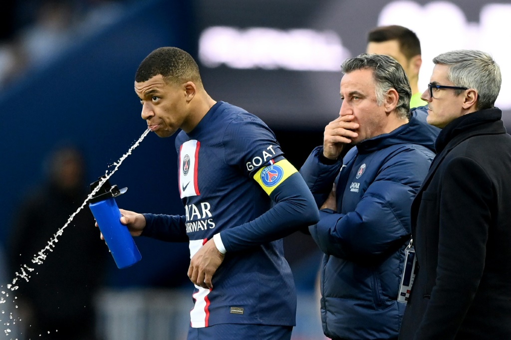 L'entraîneur français du Paris Saint-Germain, Christophe Galtier (d.), et l'attaquant français du Paris Saint-Germain, Kylian Mbappé (g.), lors du match de L1 entre le PSG et Rennes, à Paris, le 19 mars 2023
