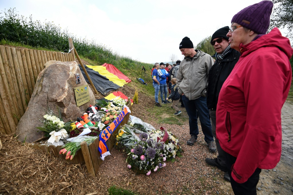 La stèle rendant hommage au jeune coureur belge Michael Goolaerts, décédé d'un arrêt cardiaque sur un des secteurs pavés de Paris-Roubaix, le 8 avril 2018
