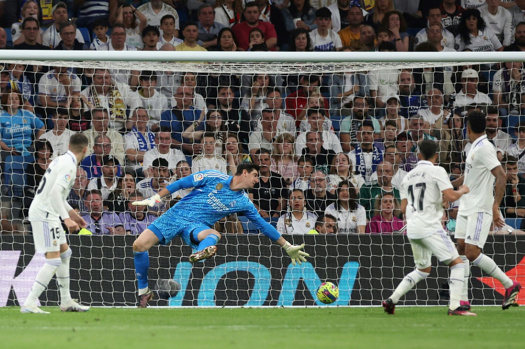 Le gardien belge du Real Madrid Thibaut Courtois s'incline lors du match de championnat d'Espagne contre Villarreal (2-3), le 8 avril 2023 au Santiago-Bernabéu