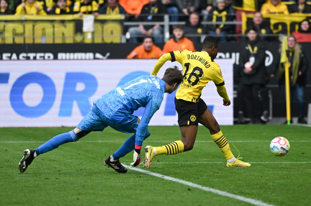 Youssoufa Moukoko efface le gardien de l'Union Berlin pour le but de la victoire à domicile du Borussia Dortmund le 8 avril 2023