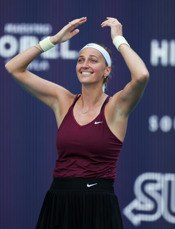 La Tchèque Petra Kvitova (d) victorieuse du tournoi de Miami, en battant en finale la Kazakhstanaise Elena Rybakina (g), le 1er avril 2023