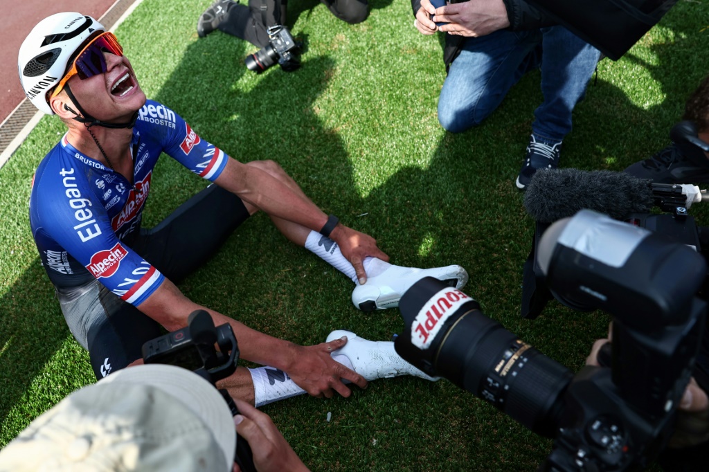 Mathieu van der Poel épuisé à l'arrivée de Paris-Roubaix, le 9 avril 2023 sur le vélodrome de Roubaix