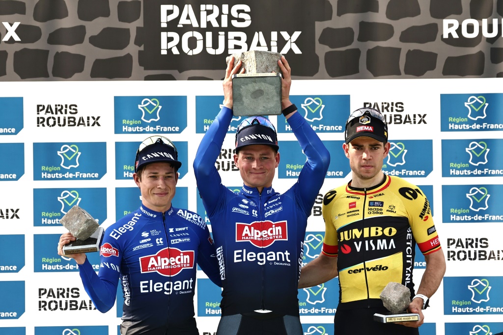 Le podium de Paris-Roubaix (de g. à d.): le Belge Jasper Philipsen (2e), Mathieu Van Der Poel et le Belge Wout Van Aert (3e), le 9 avril sur le vélodrome de Roubaix