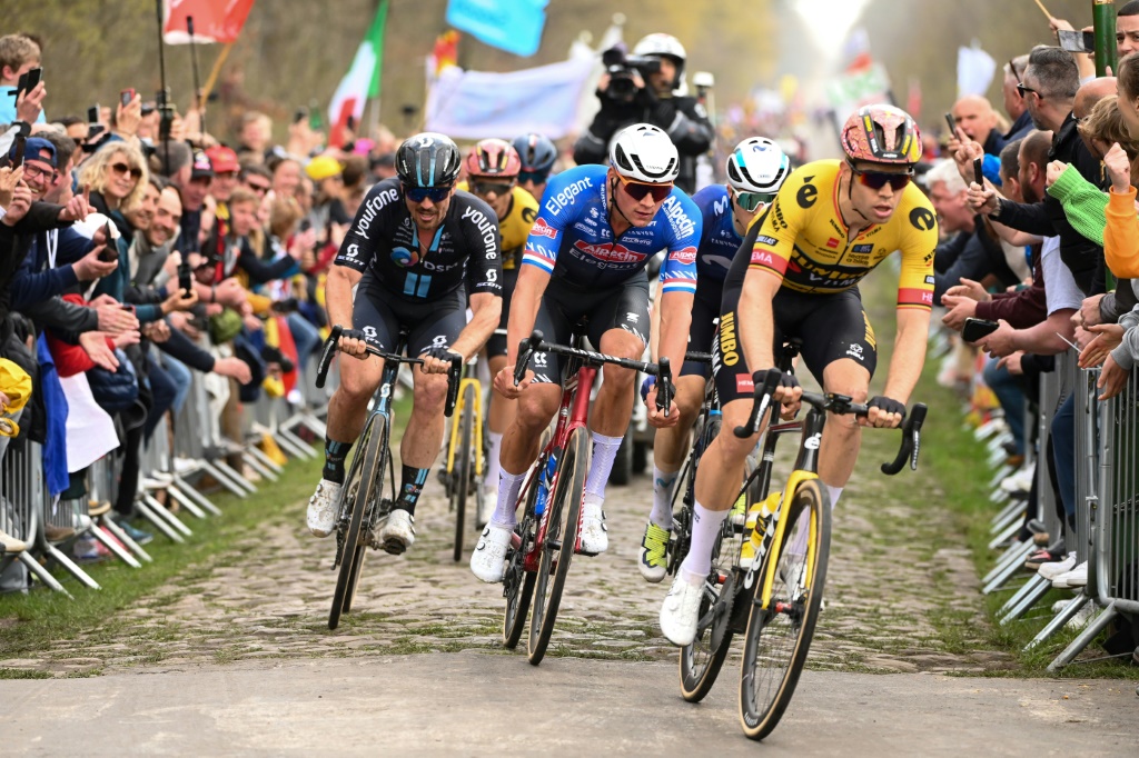 Le Belge Wout Van Aert (d) devant le Néerlandais Mathieu van der Poel (c), dans la Tranchée d'Arenberg lors de Paris-Roubaix, le 9 avril 2023